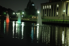 ライトアップされた中央市民会館東側の噴水