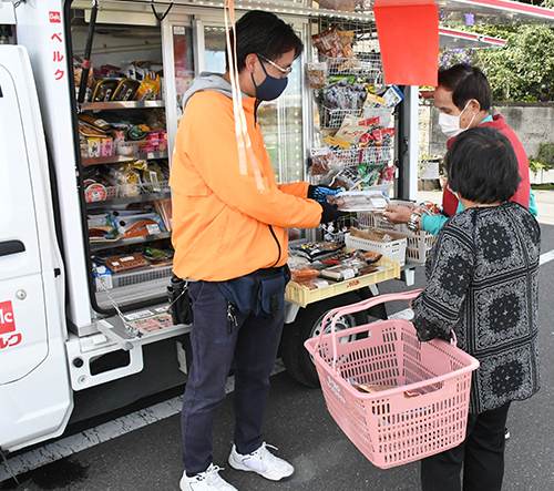 荻島で移動スーパー「とくし丸」運行中