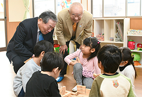 積み木で遊ぶ子どもたちと話す高橋市長(左)と大槻さん