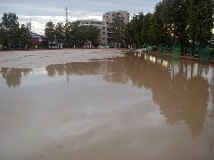 大雨時の栄進中学校グランドの写真