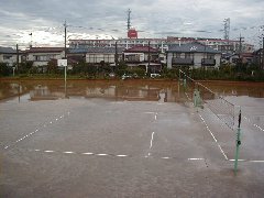 大雨時の栄進中学校グランドの写真