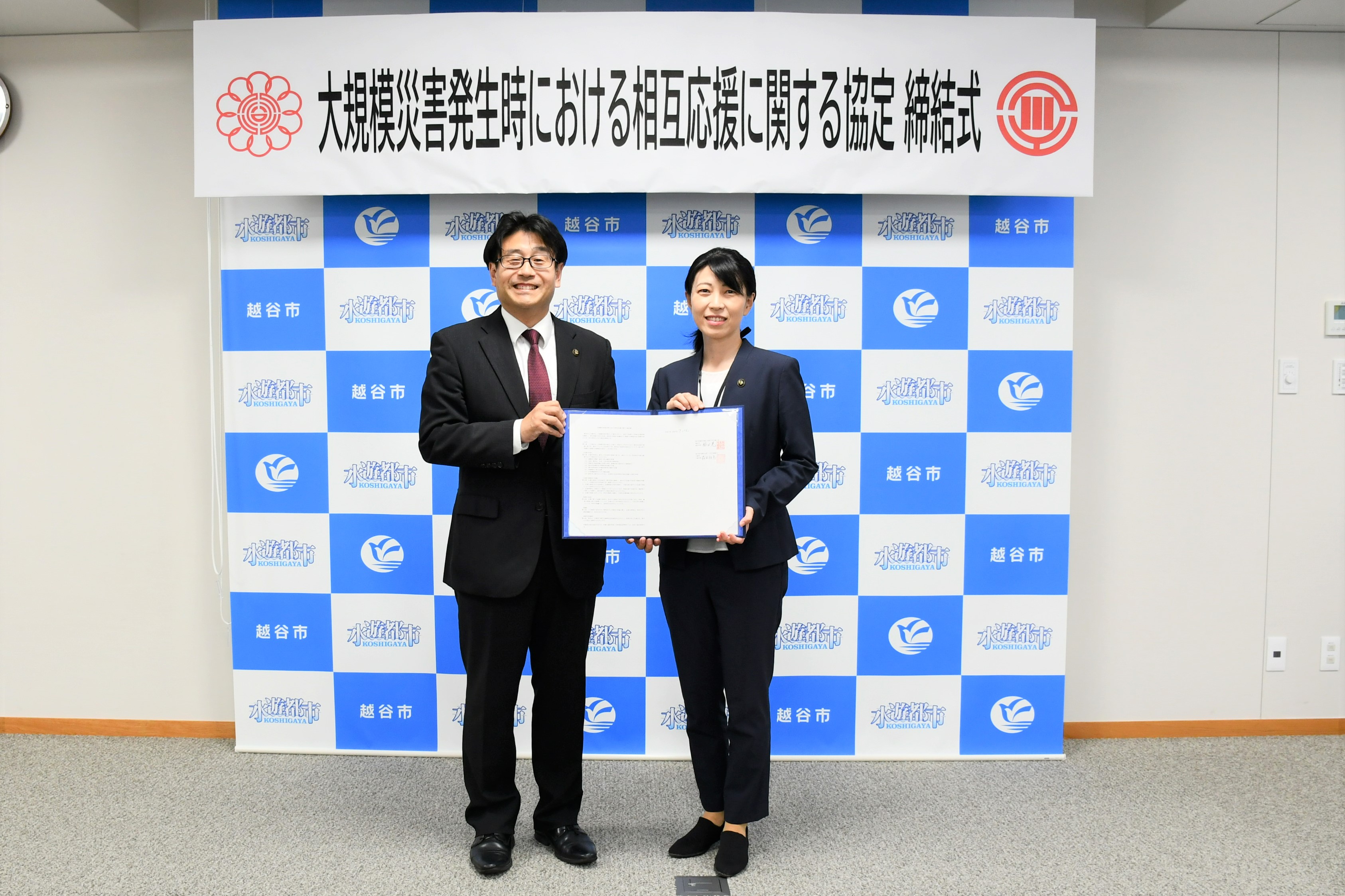 協定締結式の様子の写真　左 福田晃越谷市長、右 森田初恵川越市長