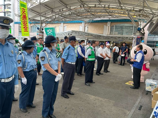 南越谷駅での啓発活動の様子