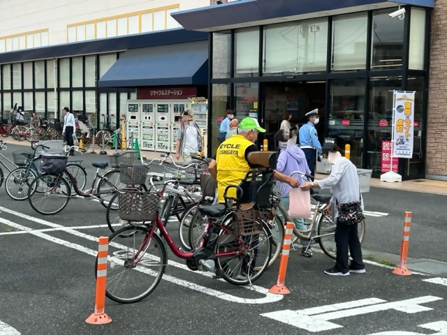 スーパーでの啓発活動の様子