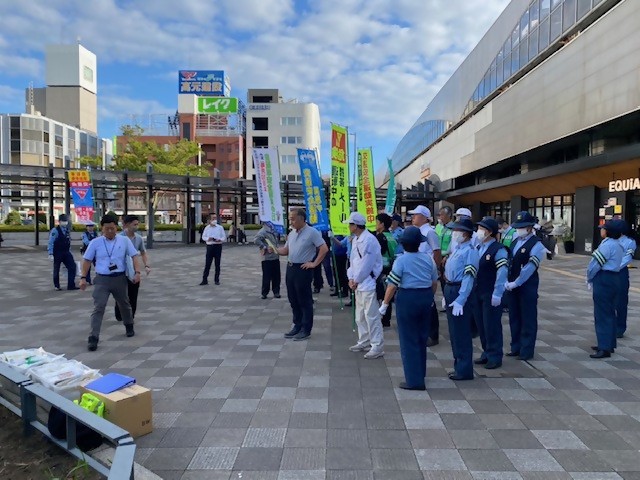 南越谷駅での啓発活動の様子