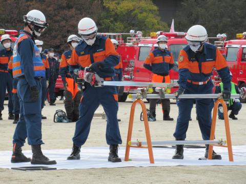 油圧救助器具で金属を切断する団員c