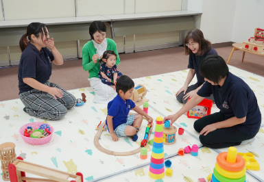 みんなのひろばフェリーチェで遊ぶご家族とスタッフ