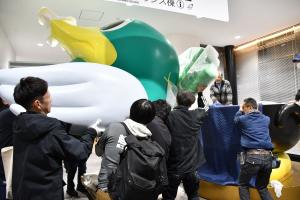 みんなでガーヤちゃんの頭を運びます