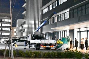 クレーンで釣られているジャイアントガーヤちゃん