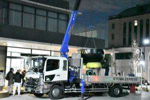 クレーンで釣られているジャイアントガーヤちゃんのお鍋部分