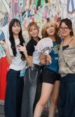 ４人の女性の集合写真