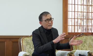 説明をする花房さん