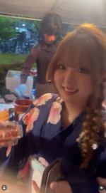 屋台グルメを買う様子