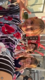 ３人の女性が浴衣でピースサインをしている