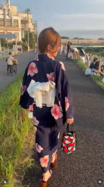 花火大会に向かう道中の後ろ姿