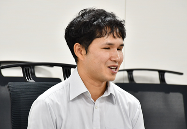 インタビューに答える鳥居選手の様子2