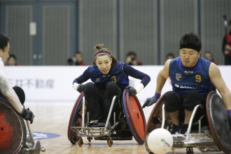 車いすで他の選手とボールを追いかける倉橋さん