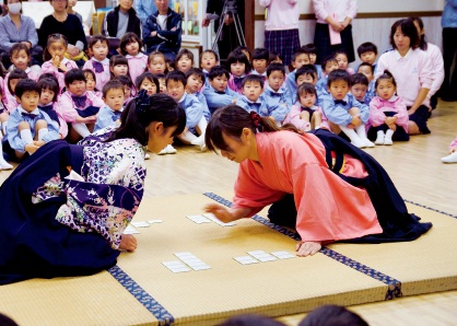 稚園で行われた百人一首大会の様子