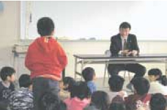 平成15年12月に大袋北小で行われた「1/2成人式」での講演の様子