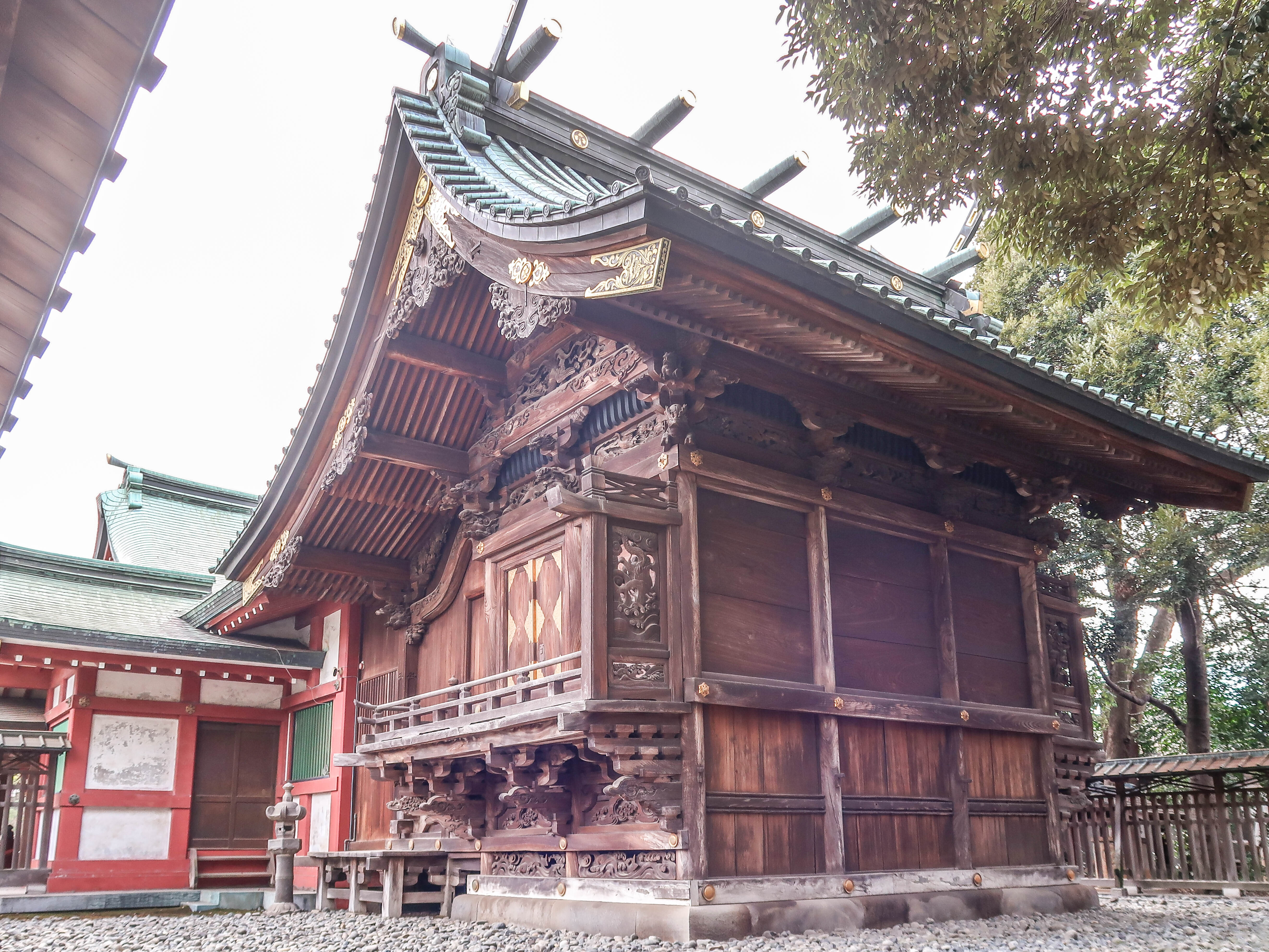 本殿の東側面と北面