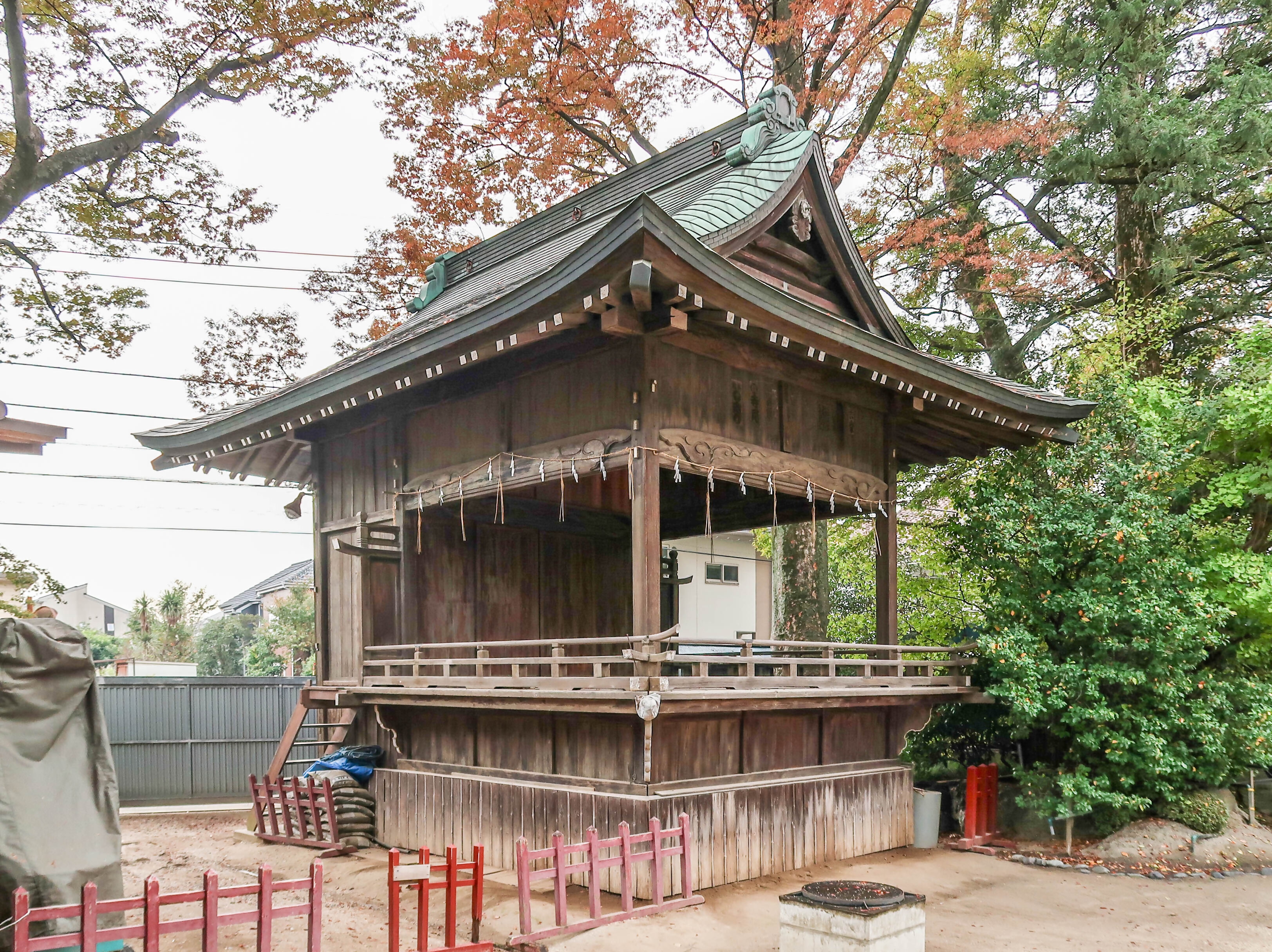 神楽殿の正面と北側面