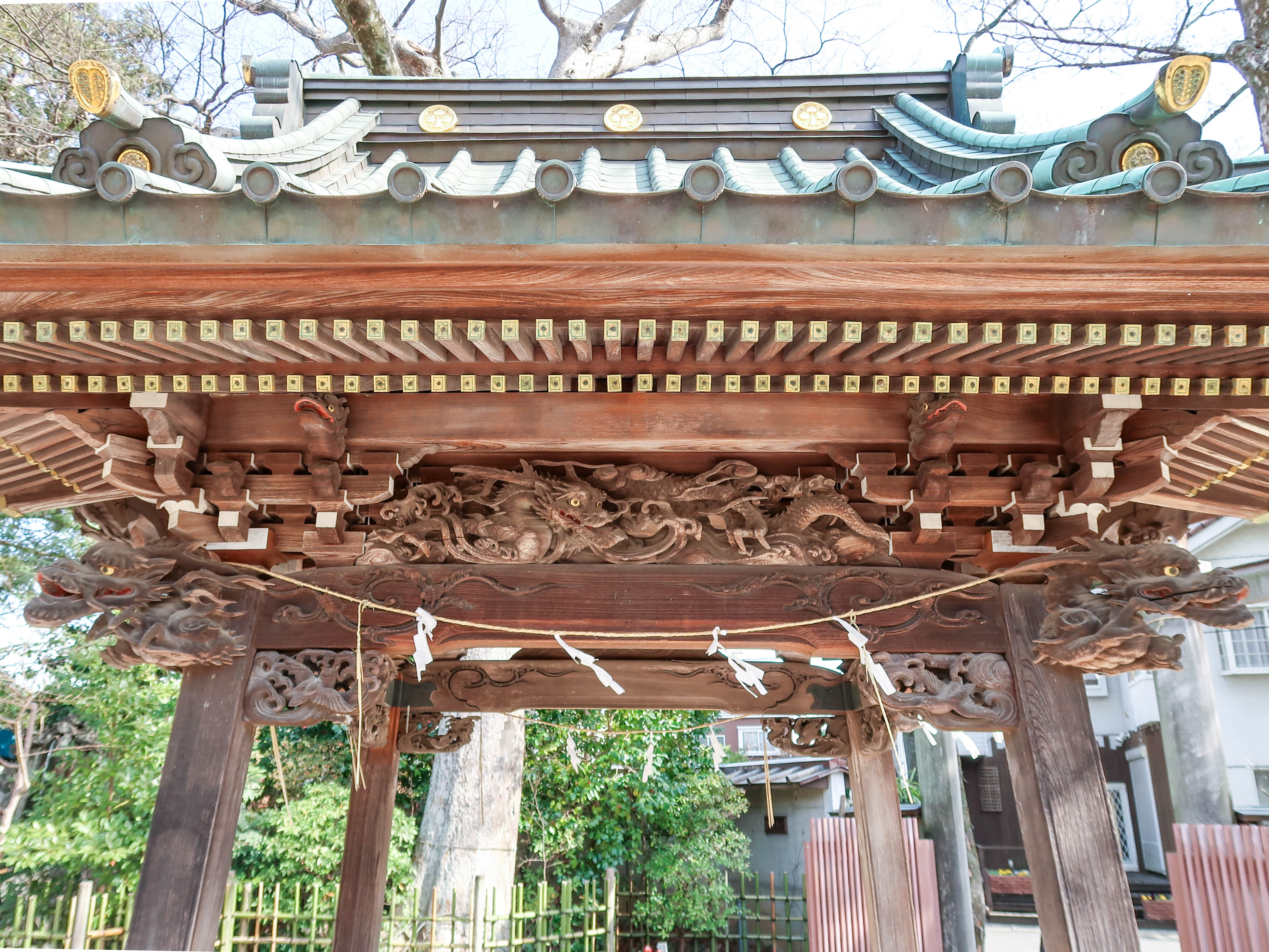 手水舎の正面。軒を見上げた写真。