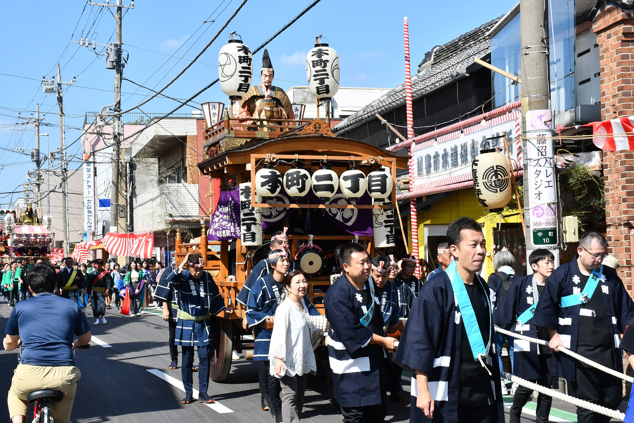 旧日光道中にて地域の人々が山車を曳き回す様子