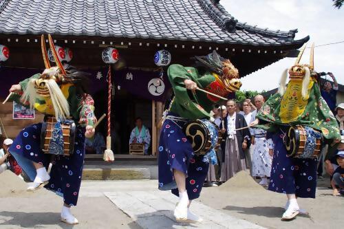 下間久里の獅子舞（平成24年8月広報こしがや1面掲載）