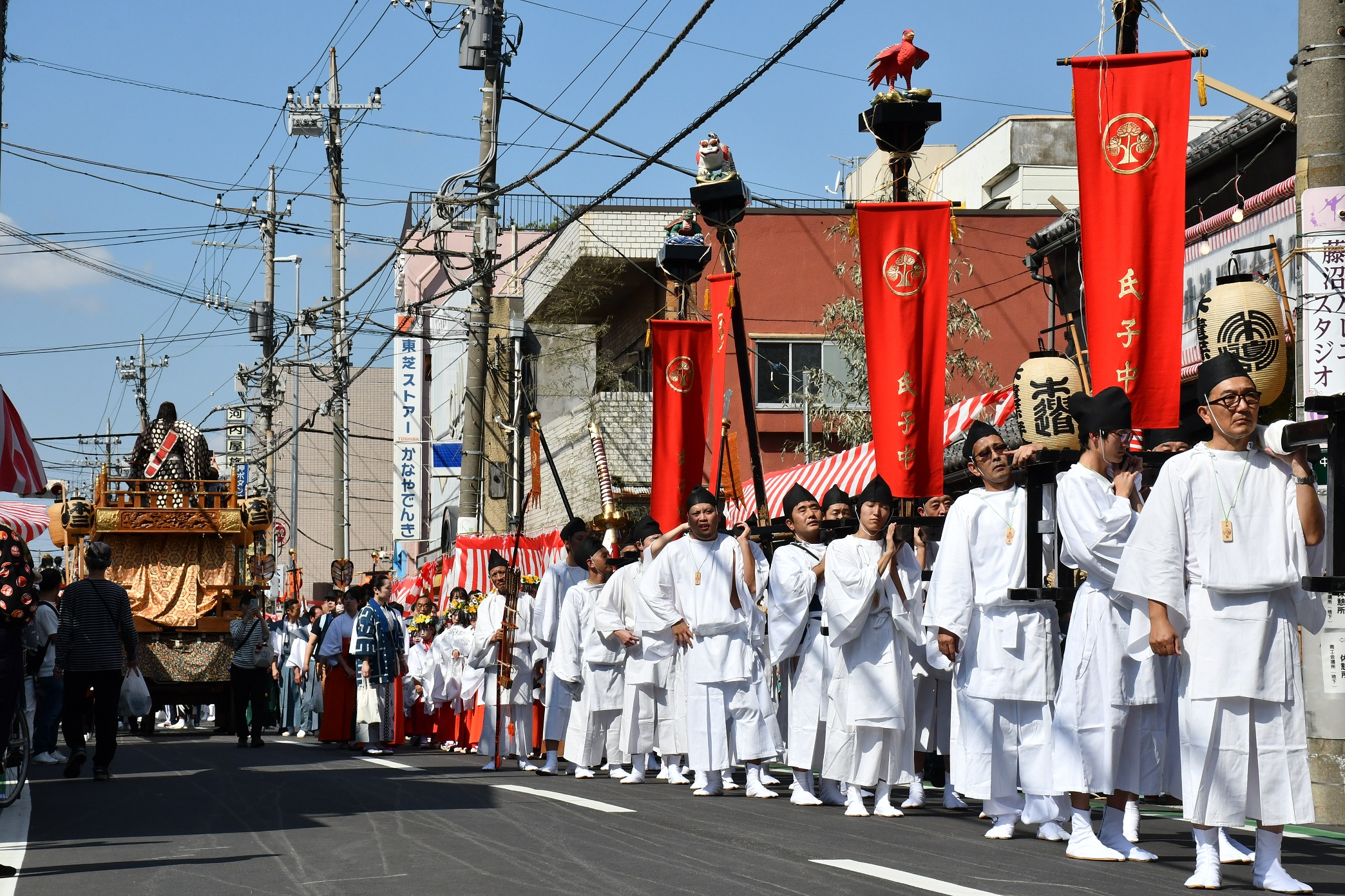 旧日光道中を歩く神輿渡御の行列
