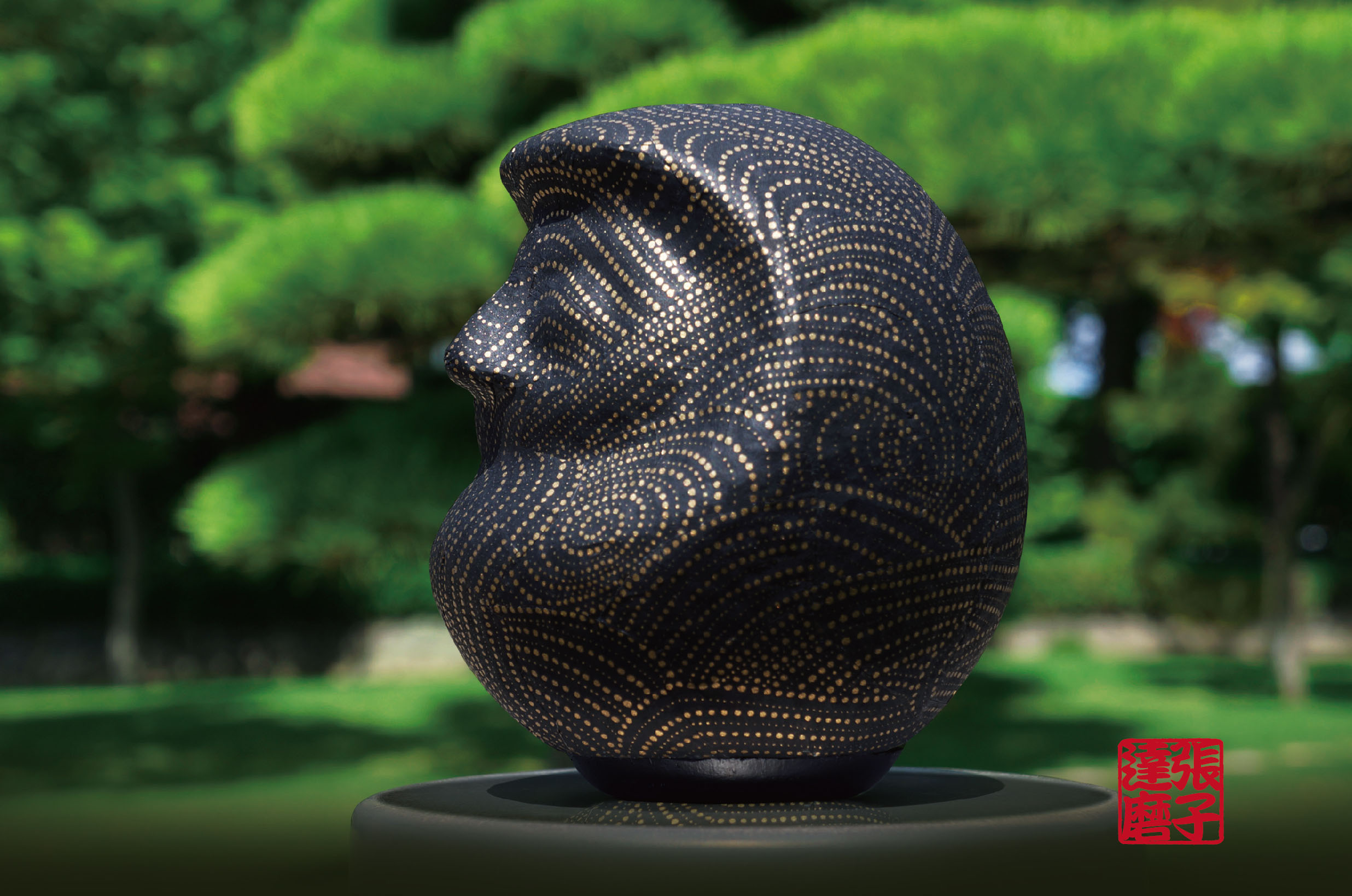 黒字に金のラインが入っただるまアートの写真