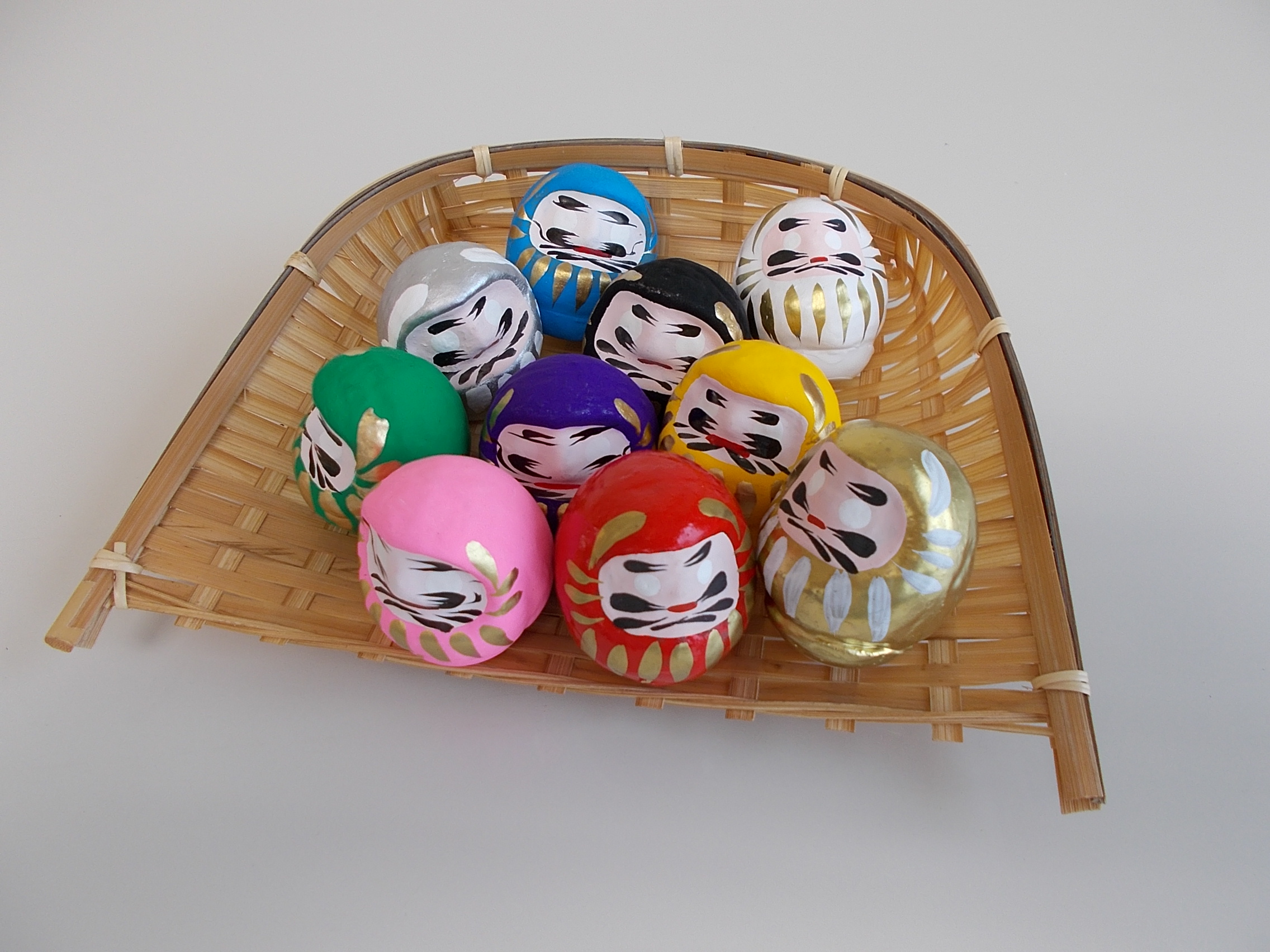 カラフルな豆だるまの写真