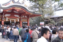 初詣の客でにぎわう久伊豆神社