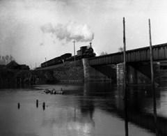 元荒川の鉄橋を渡る蒸気機関車
