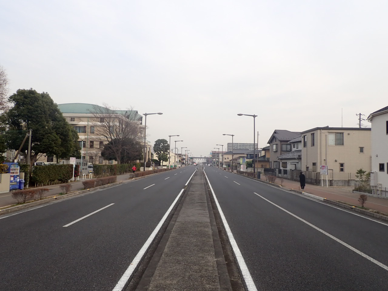 無電柱化が完了している大袋駅西口線