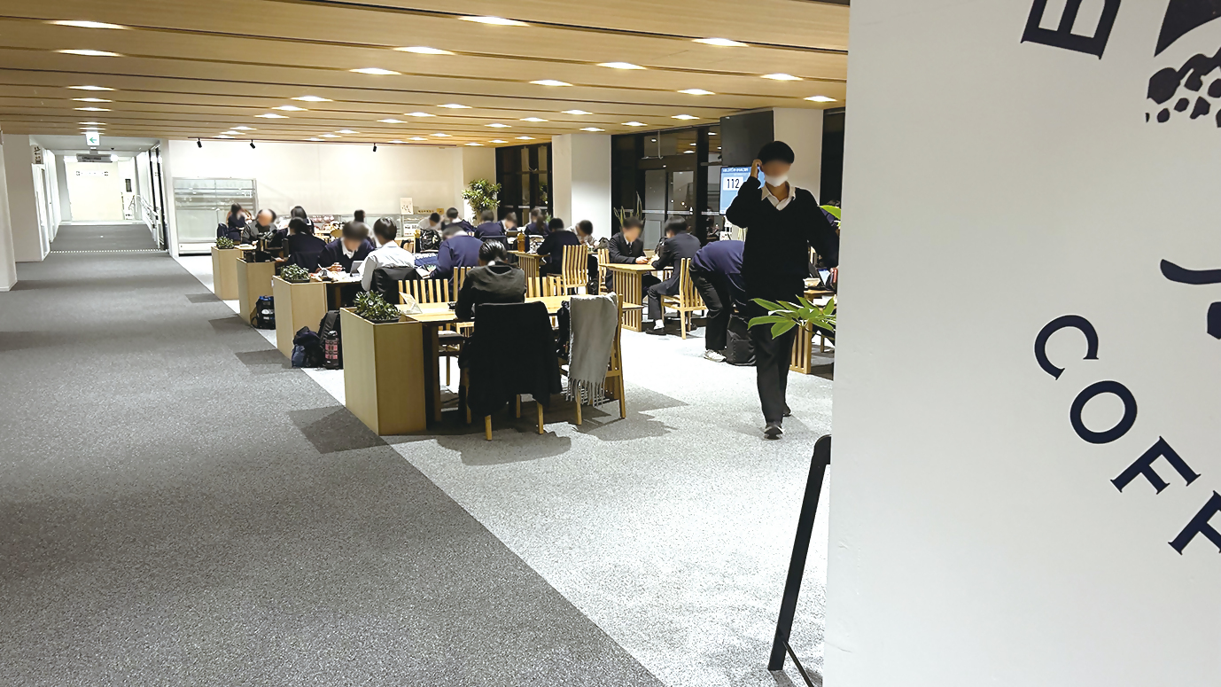 試験期間中エントランス棟カフェで 勉強する学生たち