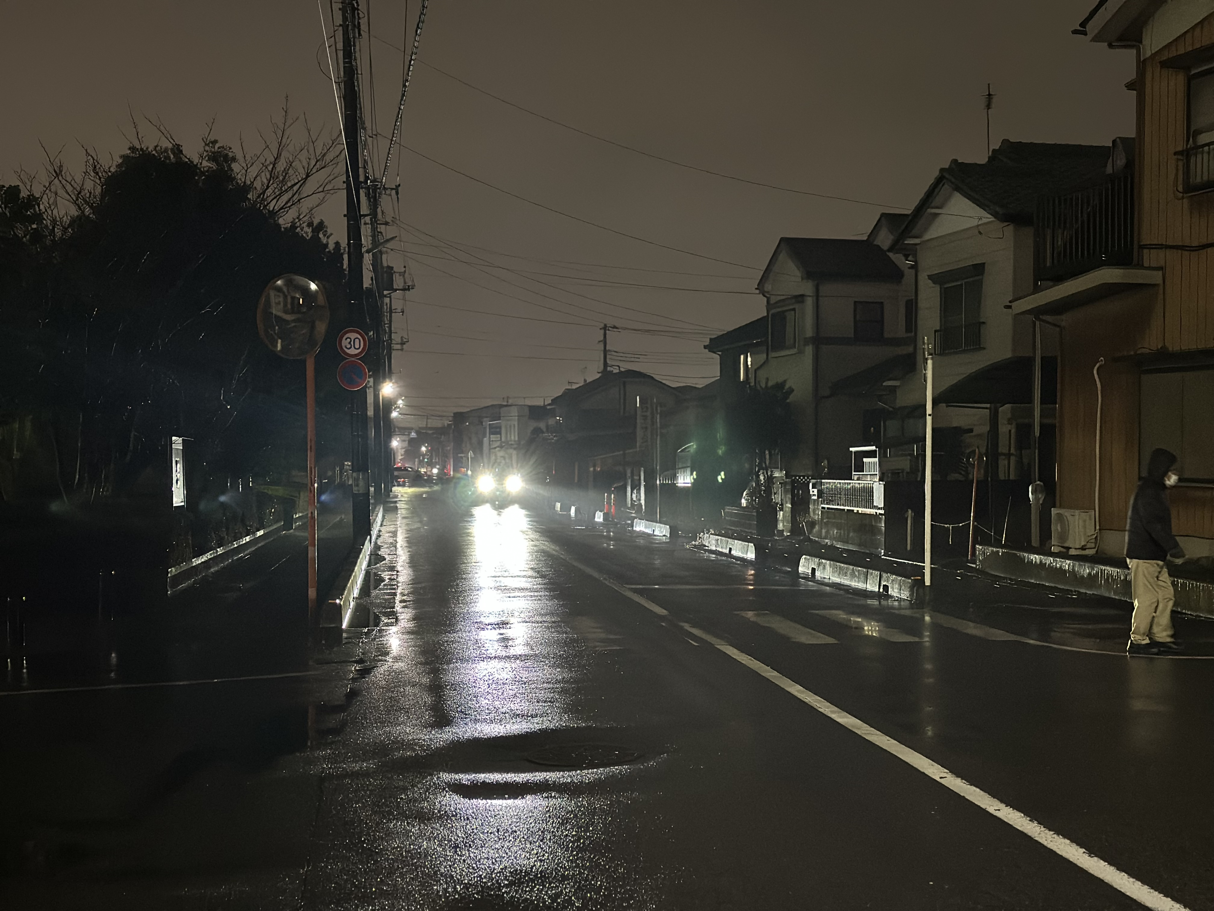 夜間の信号機のない横断歩道