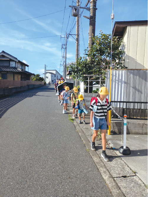 千疋（東町5丁目）から大相模小学校まで 三キロの道のりを通うこどもたち