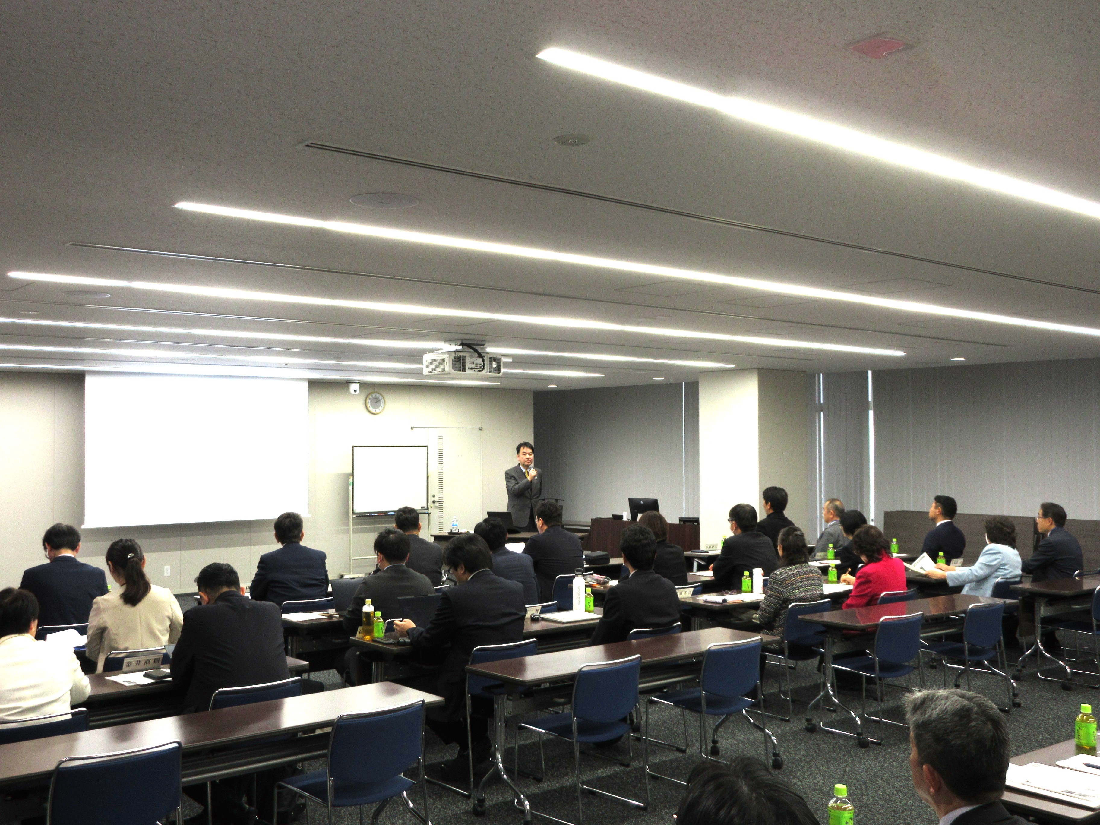 越谷市議会議員会研修会の様子