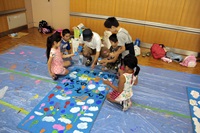 作成風景～矢生先生と一緒に看板を作る子供たち2