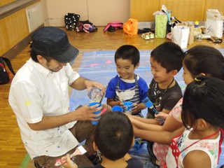 作成風景～矢生先生と一緒に看板を作る子供たち
