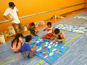 作成風景～矢生先生と一緒に看板を作る子供たち3