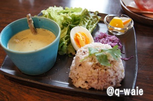 つなぐばカレー（小松菜とココナッツのカレー）