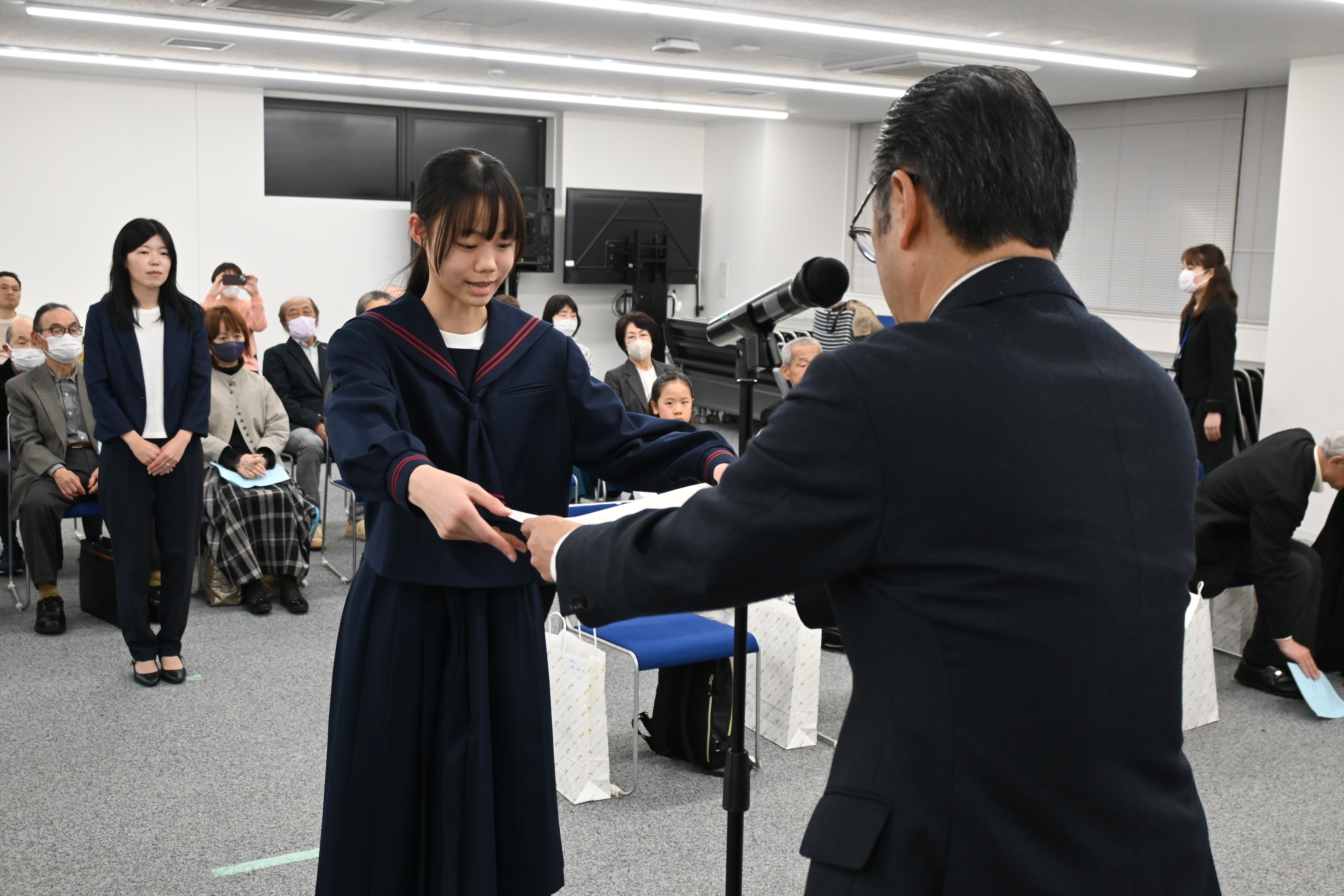 表彰状を受け取る受賞者