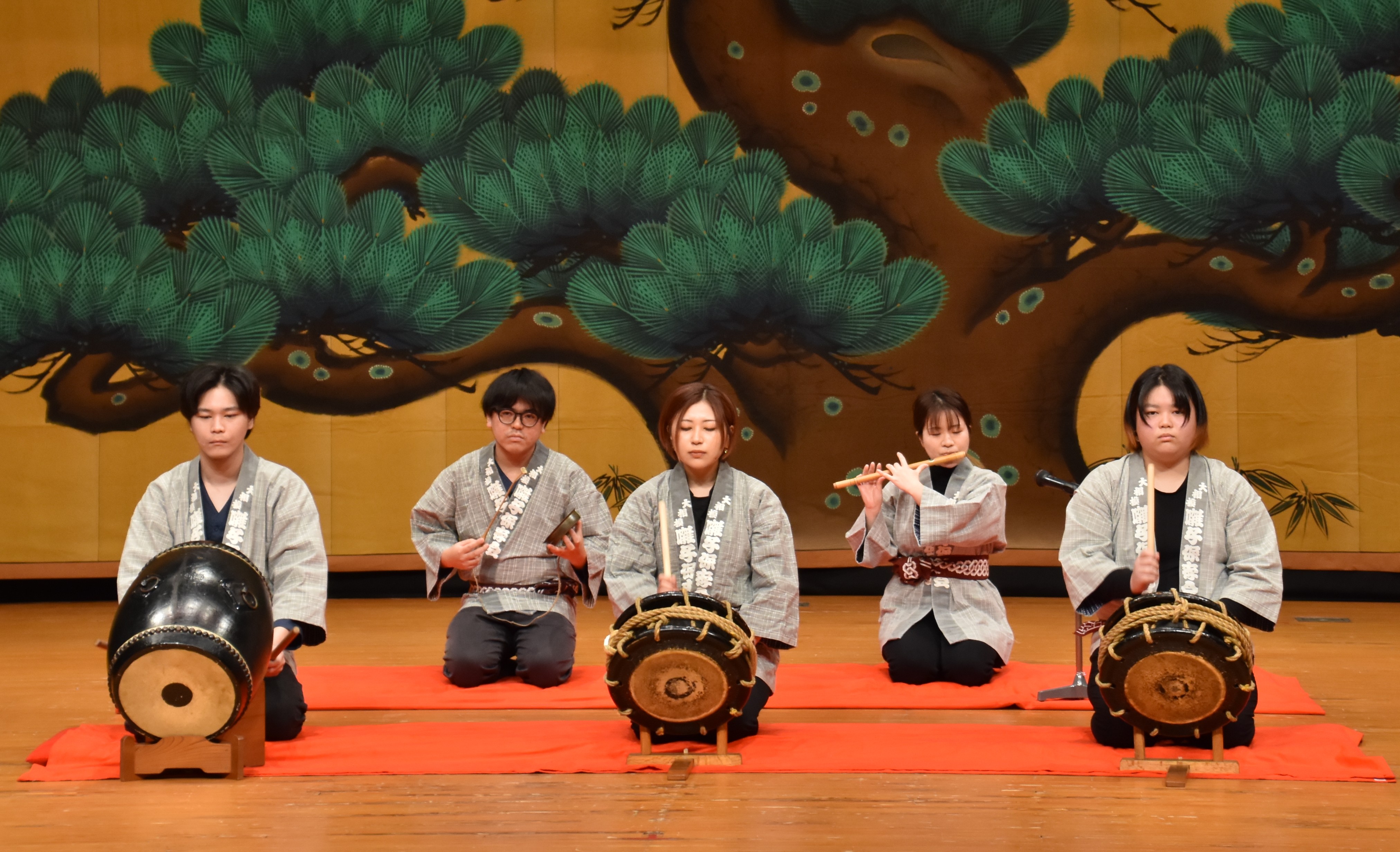 大相模後方はやし連中が郷土芸能祭に出演したときの様子