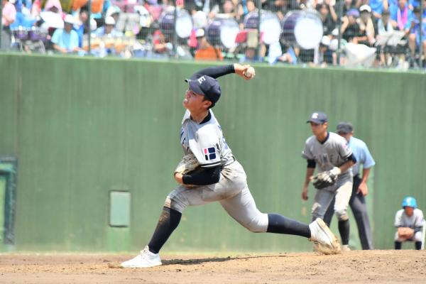 ボールを投げる田口選手