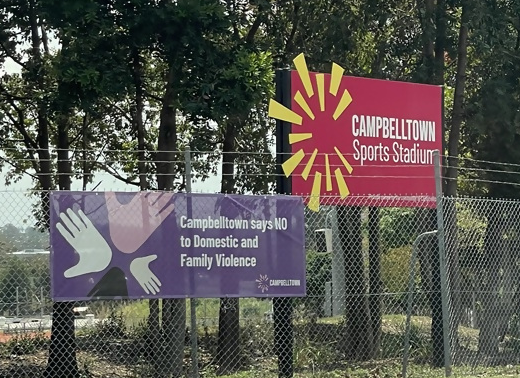 スタジアムフェンスに掲出された横断幕