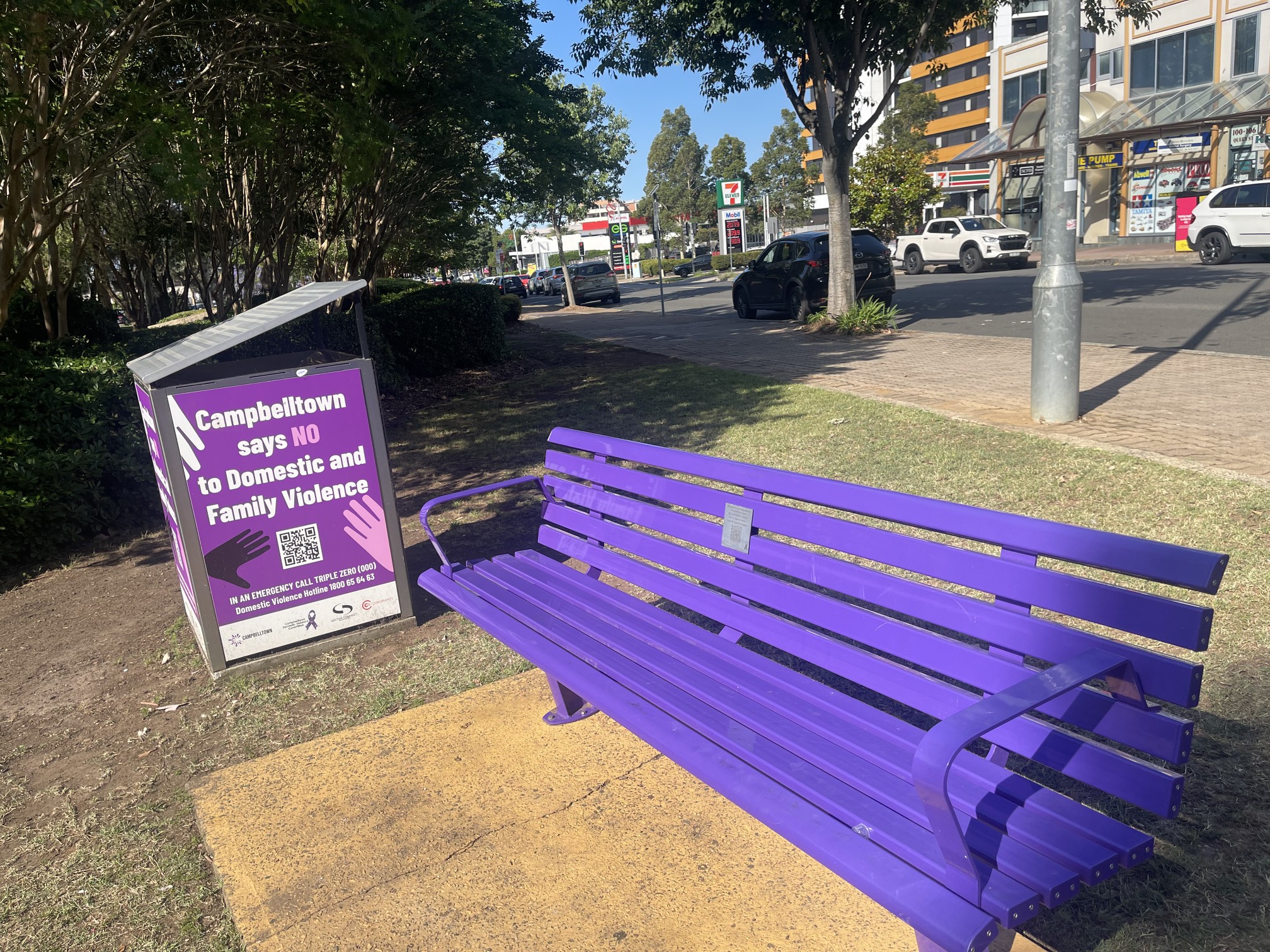 パープルベンチとゴミ箱