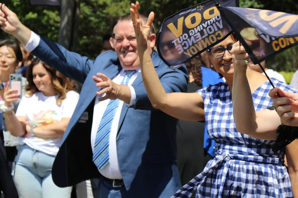 パレードを迎える市職員