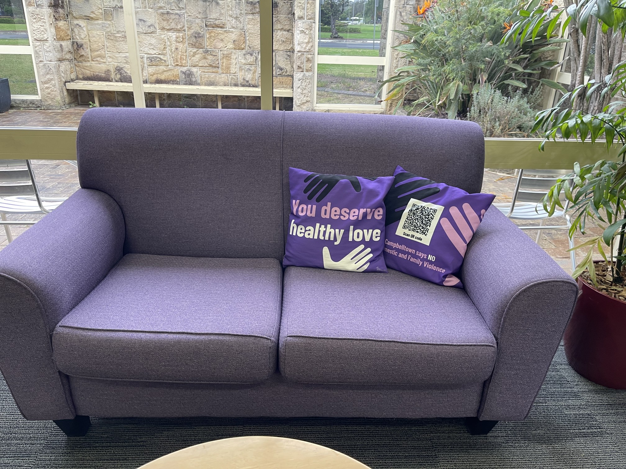 図書館のパープルソファ