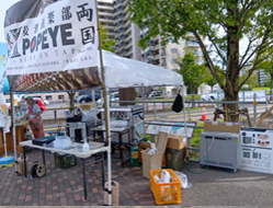 ビールサーバーで可搬型バッテリーを活用する様子